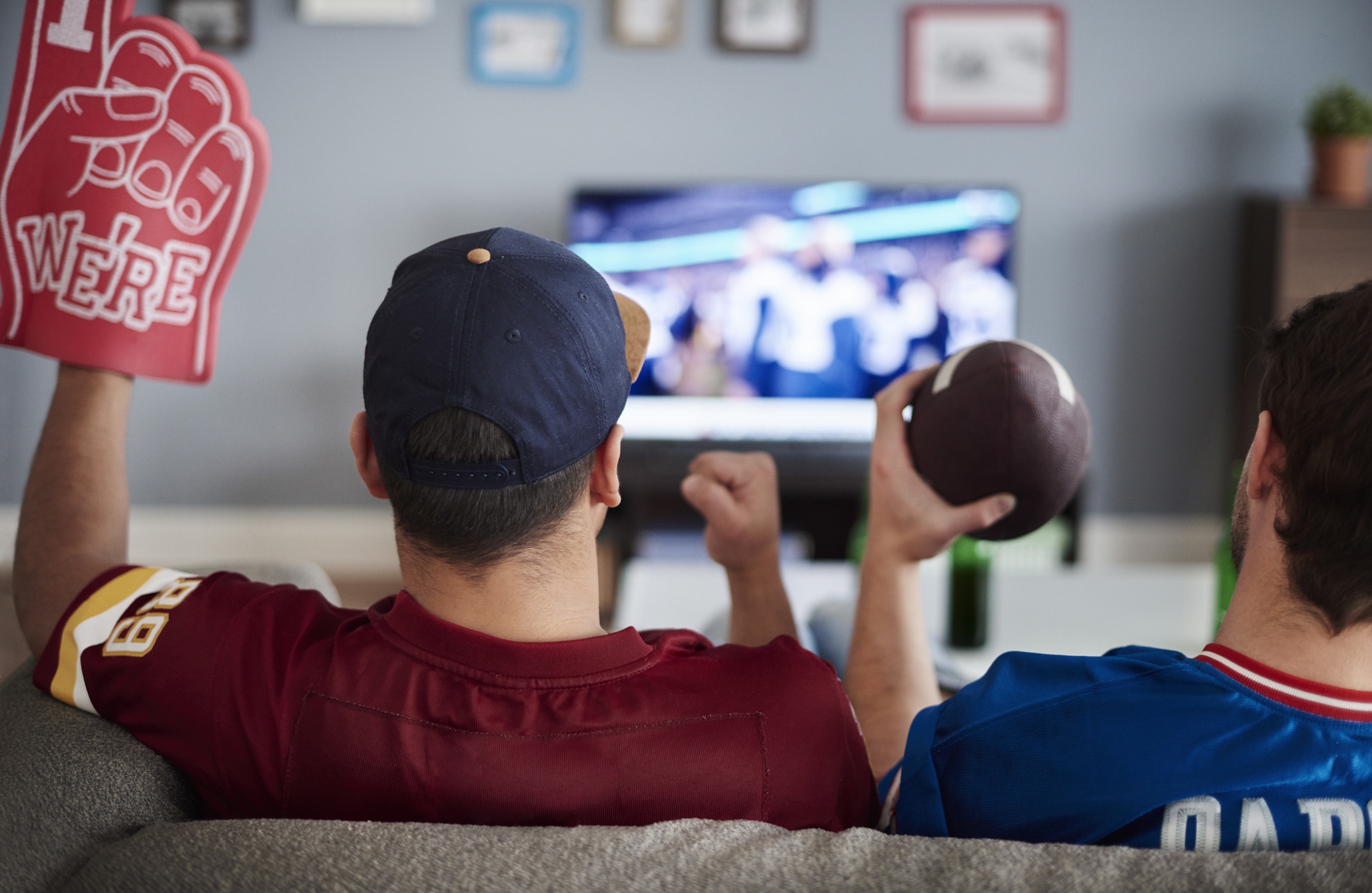 Dos hombres viendo un partido de fútbol.
